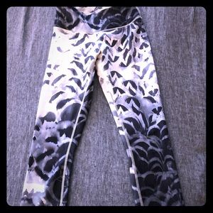 Lululemon Blue/ white Wunder-under Crop Size 2